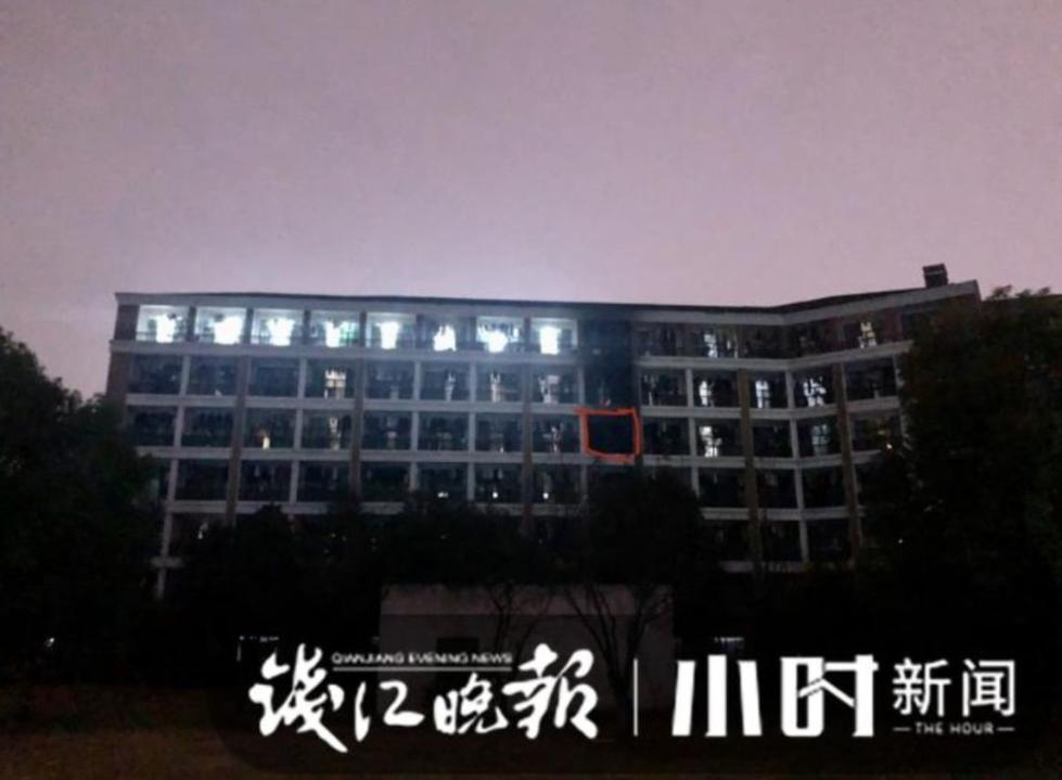 浙工大宿舍发生火灾 消防员从4楼救出多名被困女生