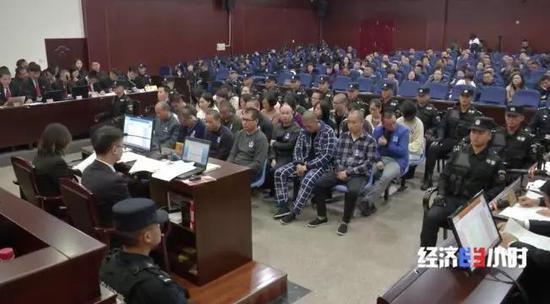 手术台前拿刷卡机让刷卡?黑心医院有医生月入40万