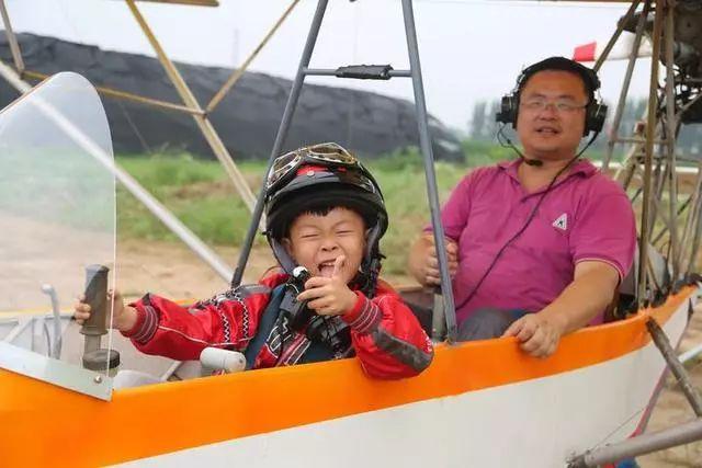 何烈胜陪同儿子驾驶飞机