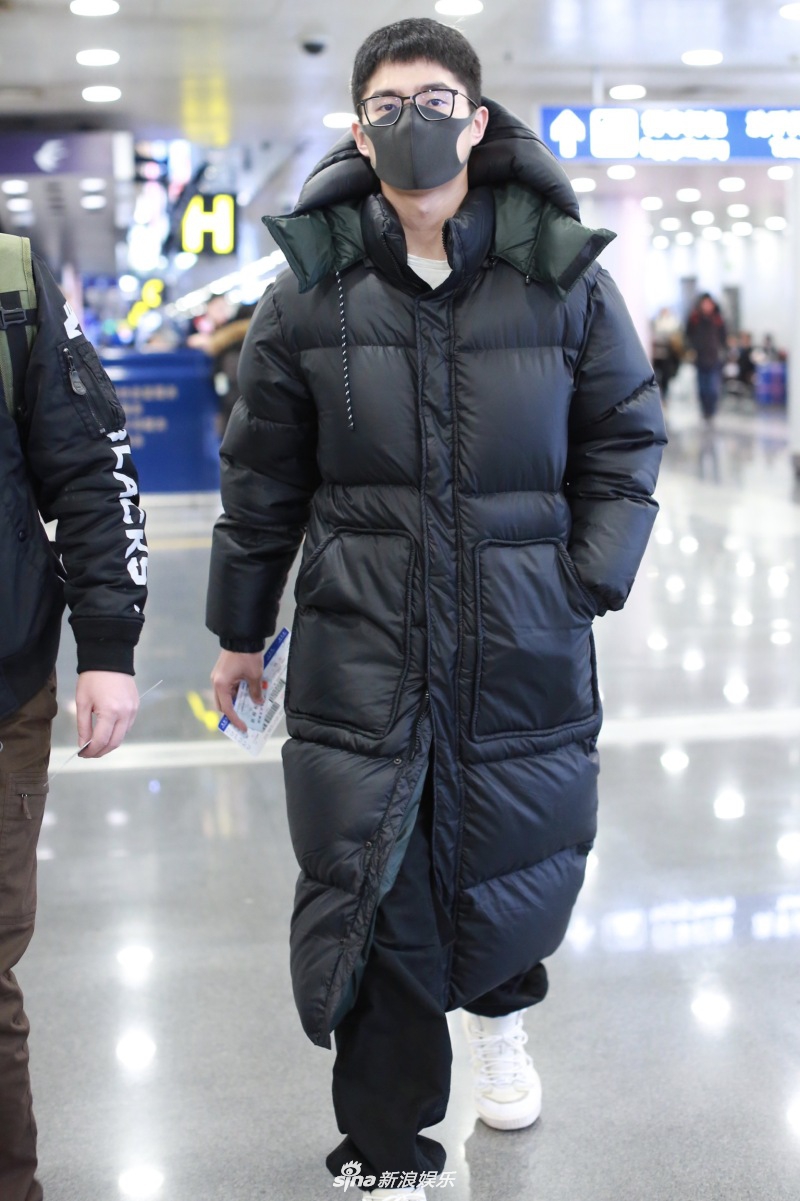 刘昊然口罩遮面难掩帅气穿超长款羽绒服变保暖boy