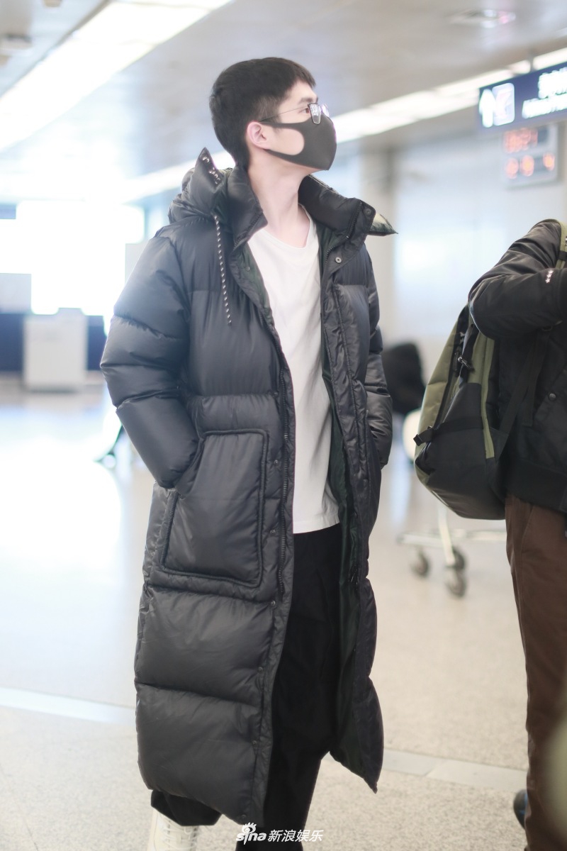 刘昊然口罩遮面难掩帅气穿超长款羽绒服变保暖boy