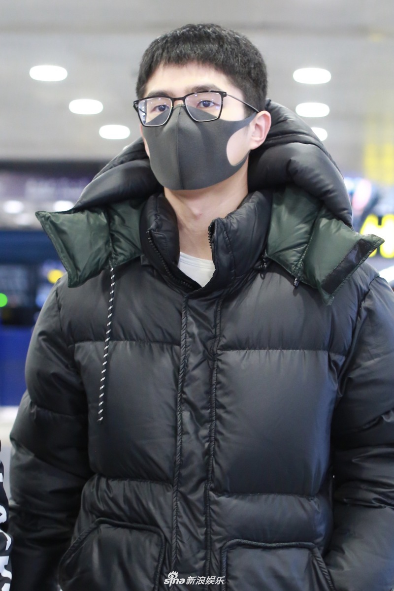 刘昊然口罩遮面难掩帅气穿超长款羽绒服变保暖boy