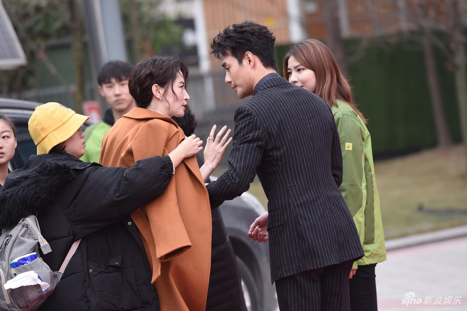 明家姐弟同框!王凯条纹西装帅气刘敏涛斜肩裙身材好