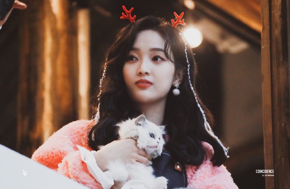 吴宣仪戴鹿角怀抱小猫亲吻穿粉色毛绒衫甜笑少女心满满