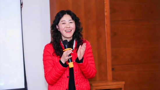 褚橙庄园董事长马静芬从企业,家庭,个人三个方面为大家助力,她说:"