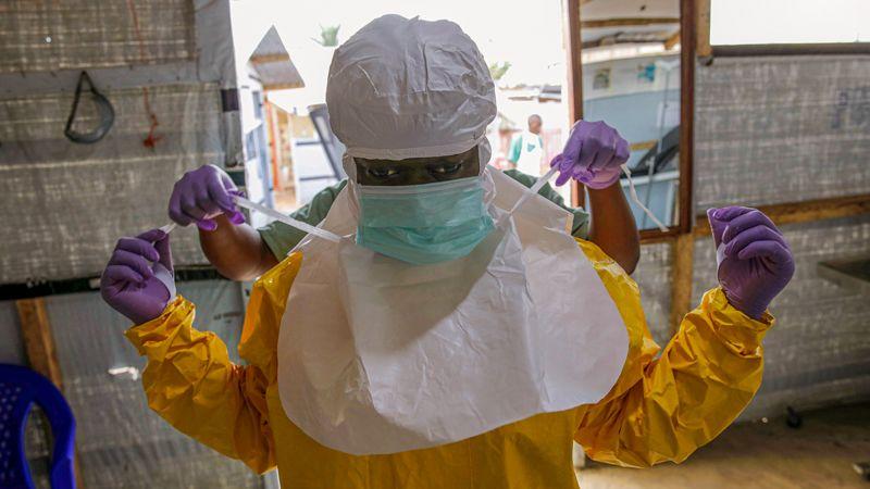 刚果民主共和国爆发埃博拉疫情时，一名医务人员穿上防护装备。图片来源：美国《科学》杂志官网
