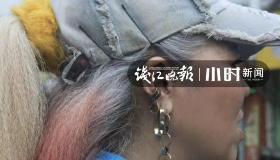 她的美发店位于温州一家大型医院附近,虽然店面开在小巷里,有她这块活招牌,生意十分火爆。