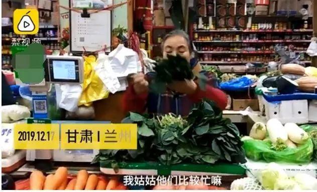 14岁姐姐给8岁弟弟开家长会  背后真相让人心疼…