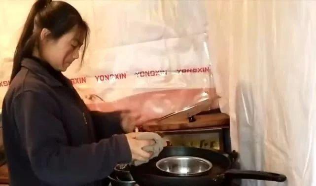 14岁姐姐给8岁弟弟开家长会  背后真相让人心疼…