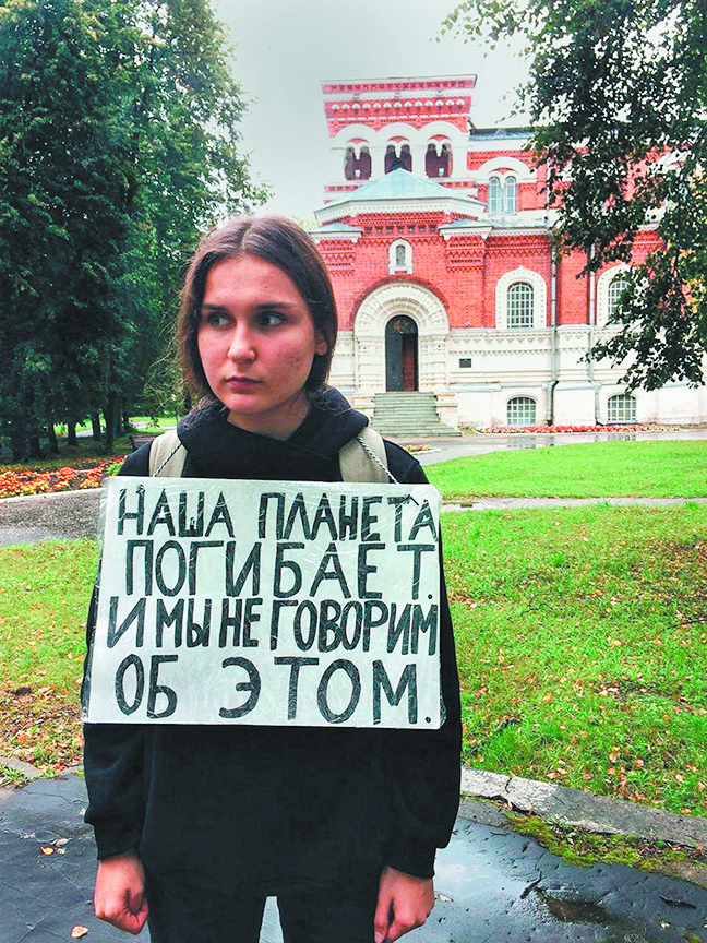 高中生卡丽娜·库兹 涅佐娃