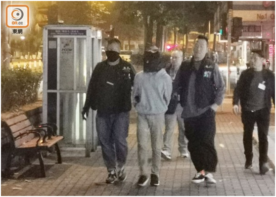 疑犯被警员带走(图片来源：香港“东网”)