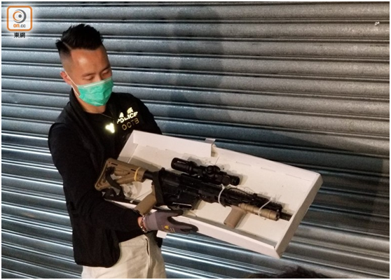 警员展示检获的步枪(图片来源：香港“东网”)