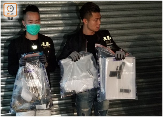 警员还在行动中检获了大批子弹(图片来源：香港“东网”)