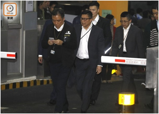 邓炳强(中)到大埔开枪现场(图片来源：香港“东网”)