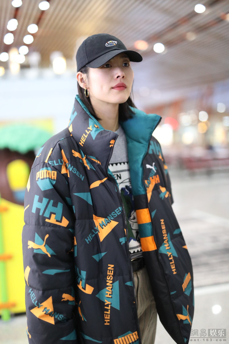 刘雯穿印花羽绒服时髦有型 对镜挥手露甜笑