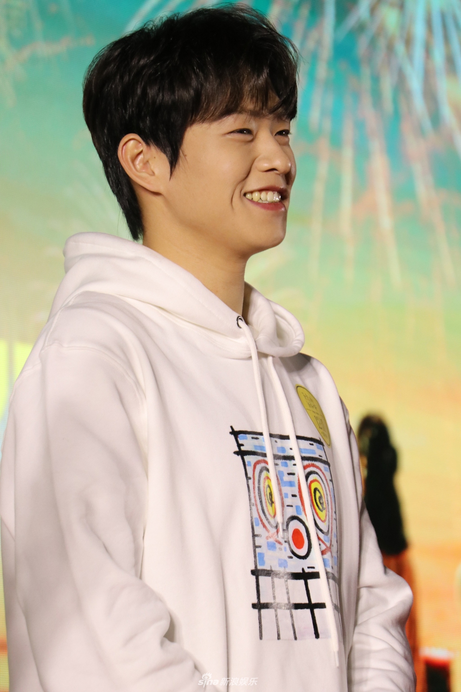 魏大勋穿白色卫衣少年感十足微笑灿烂露白牙超可爱