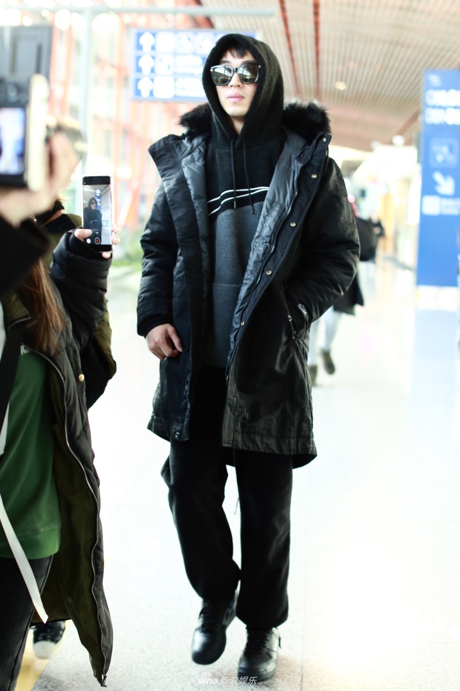 许魏洲戴墨镜帽衫遮头酷劲十足 全黑look气场全开