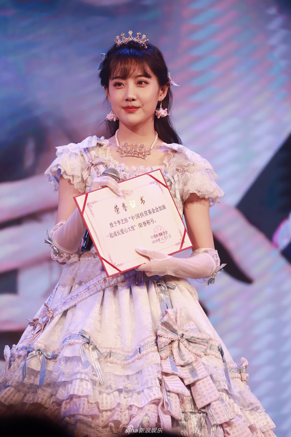 李艺彤穿公主裙优雅甜美换碎花裙活力满满变元气少女