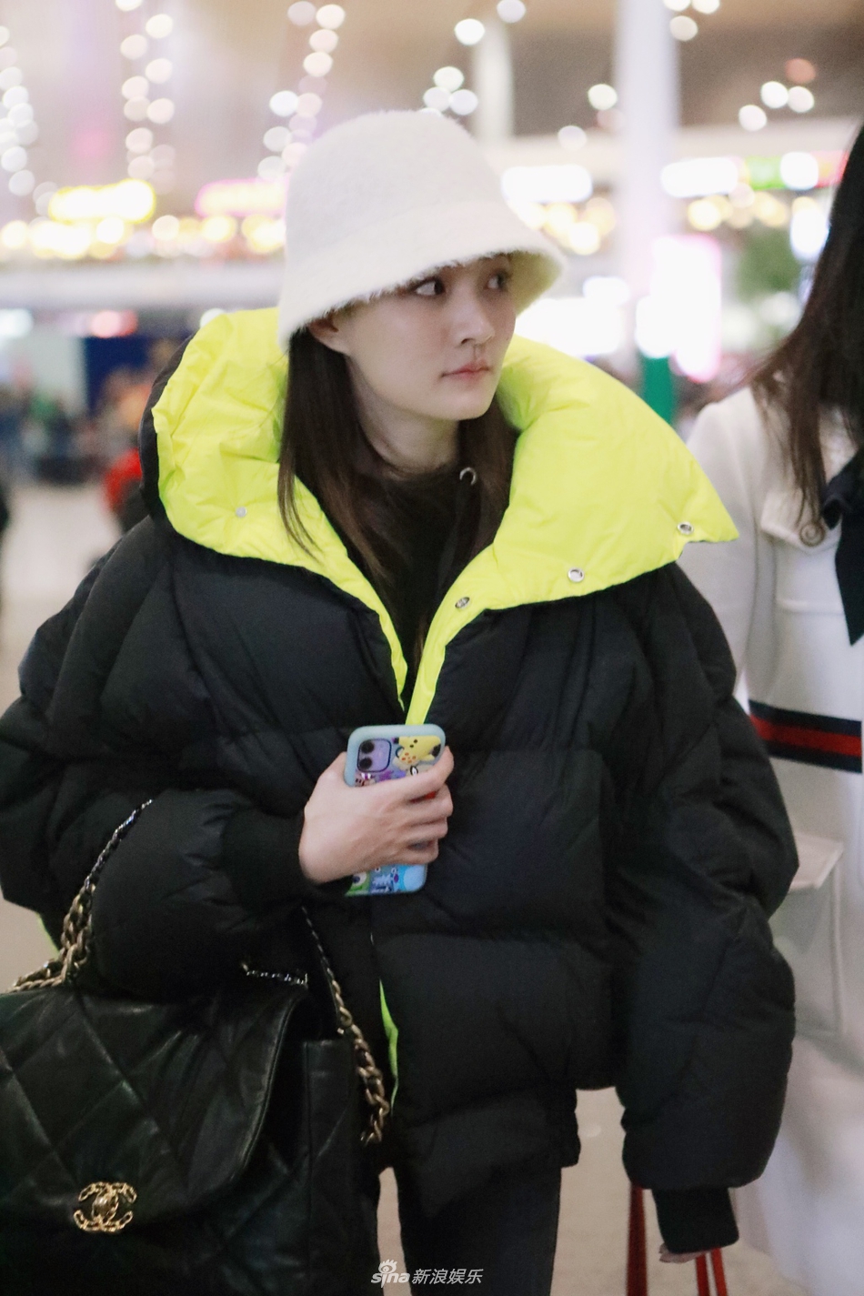 近日,徐璐现身机场.