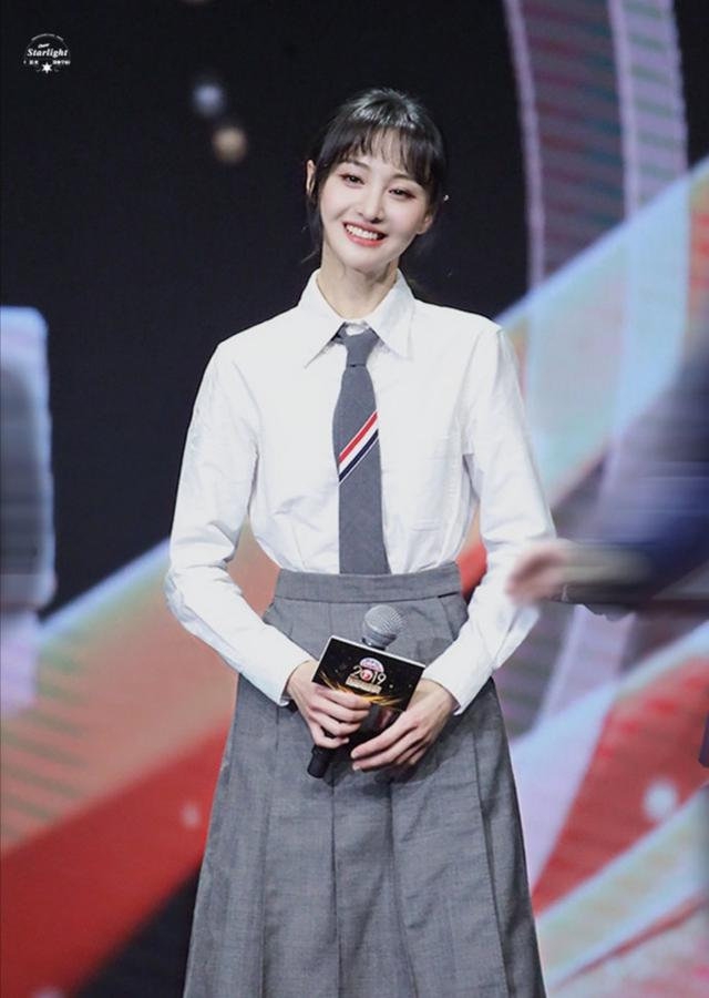 郑爽一身学生装白衬衫和短裙造型，娇俏清纯
