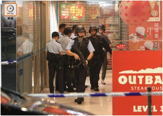 三名暴徒装蒙面人冲进香港钟表店打劫有人用枪指着店员