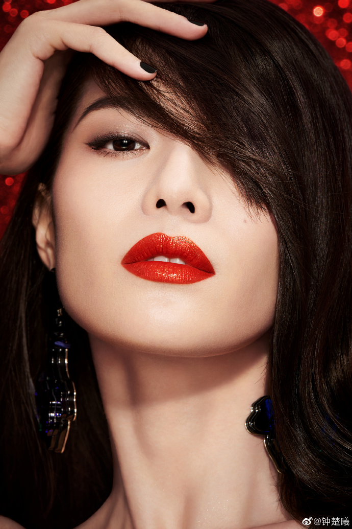 钟楚曦烈焰红唇过圣诞圣诞节就该选个红色唇膏