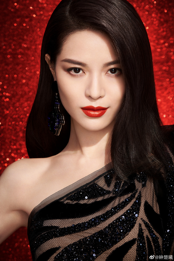 钟楚曦烈焰红唇过圣诞圣诞节就该选个红色唇膏