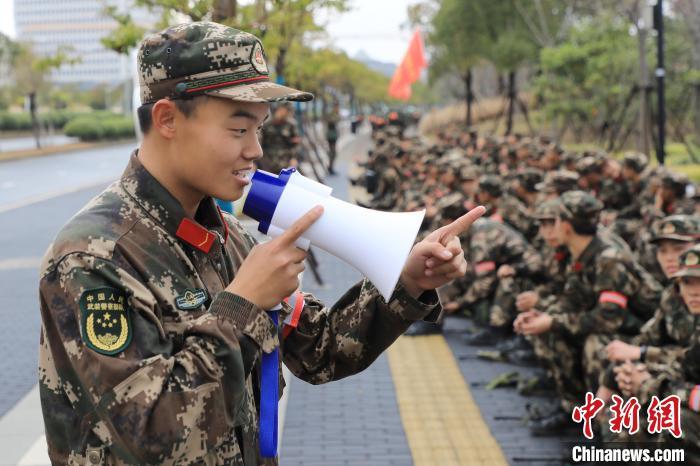 上海武警总队新兵开展三天两夜新兵拉练