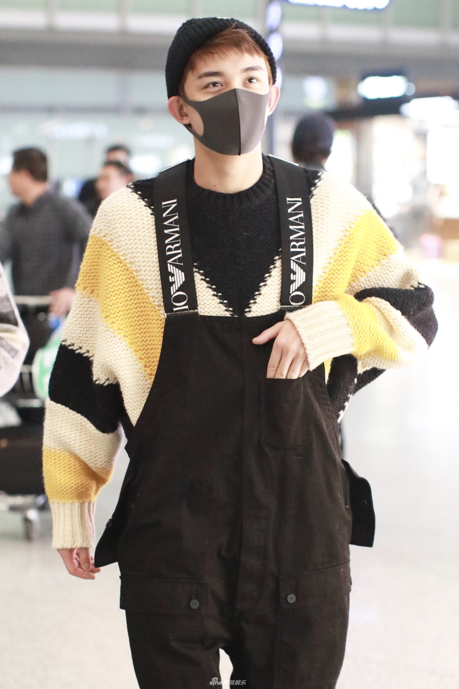 吴磊穿条纹衫配背带裤清新可爱 素颜口罩遮面难掩帅气