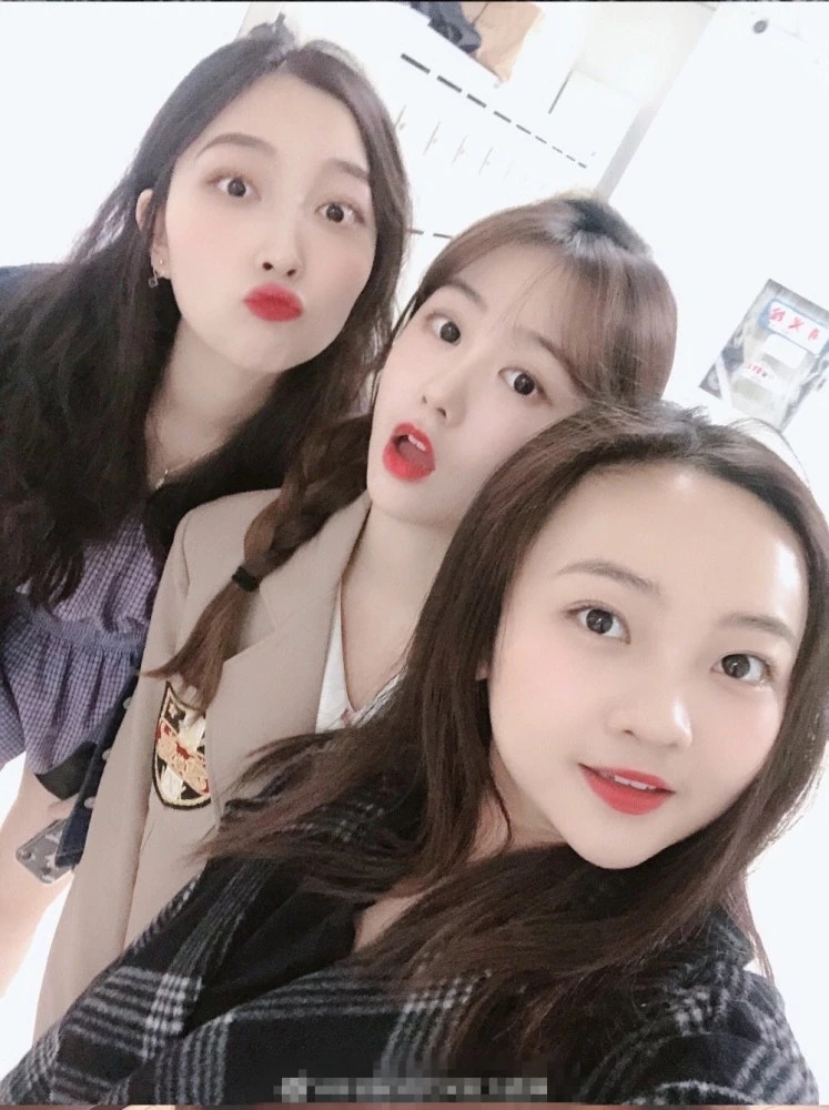 林妙可一组林妙可与同学参加演出的合影曝光