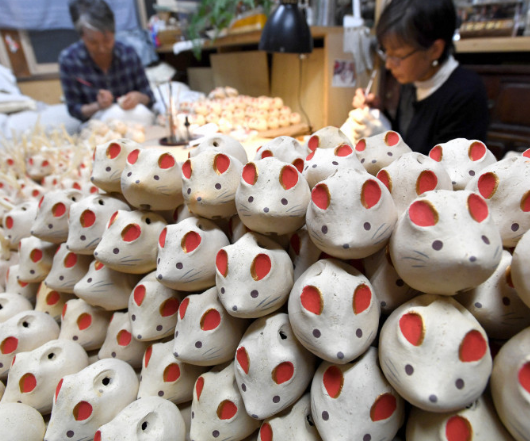 在日本北海道神宫内，工作人员正在赶制鼠年土铃。(图源：每日新闻)