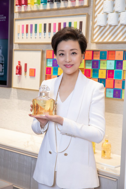 图：法国娇兰品牌挚友杨澜女士携LAN香水现身北京国贸精品店