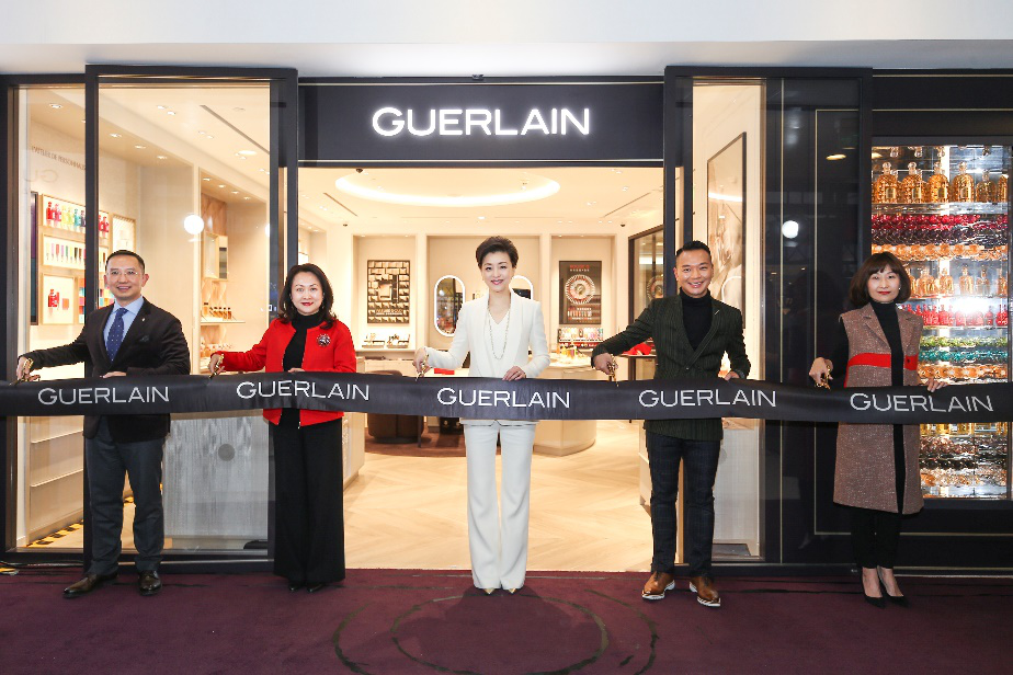 图：(合照从左到右) 北京国贸商城部副总监郑铁先生、北京国贸商城部总监梁小丹女士、品牌挚友杨澜女士、法国娇兰全国资深精品店拓展经理 Masha TEOW先生和法国娇兰资深北西区销售经理刘颖女士于北京国贸精品店开幕仪式共同剪彩