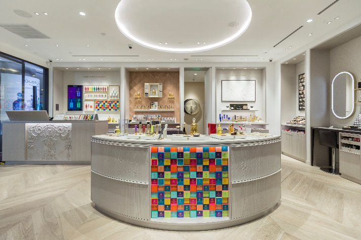 图：法国娇兰北京国贸精品店的整体设计让人拥有如同亲临巴黎“娇兰之家”般的非凡感受