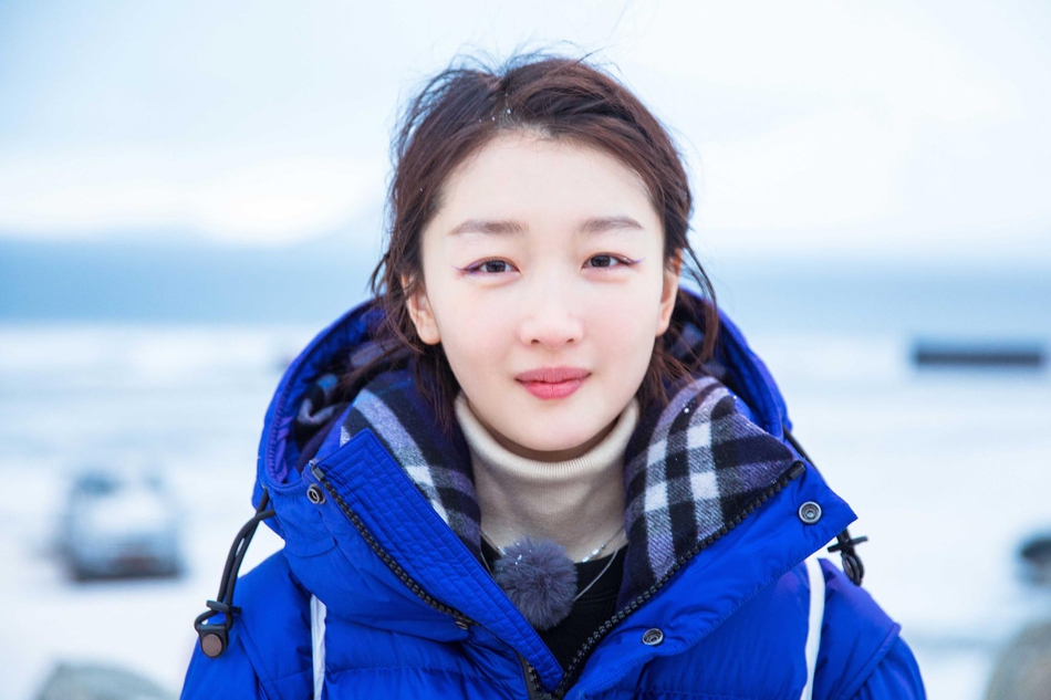 周冬雨尝试精灵眼妆妩媚俏皮弯弯笑眼感染力十足