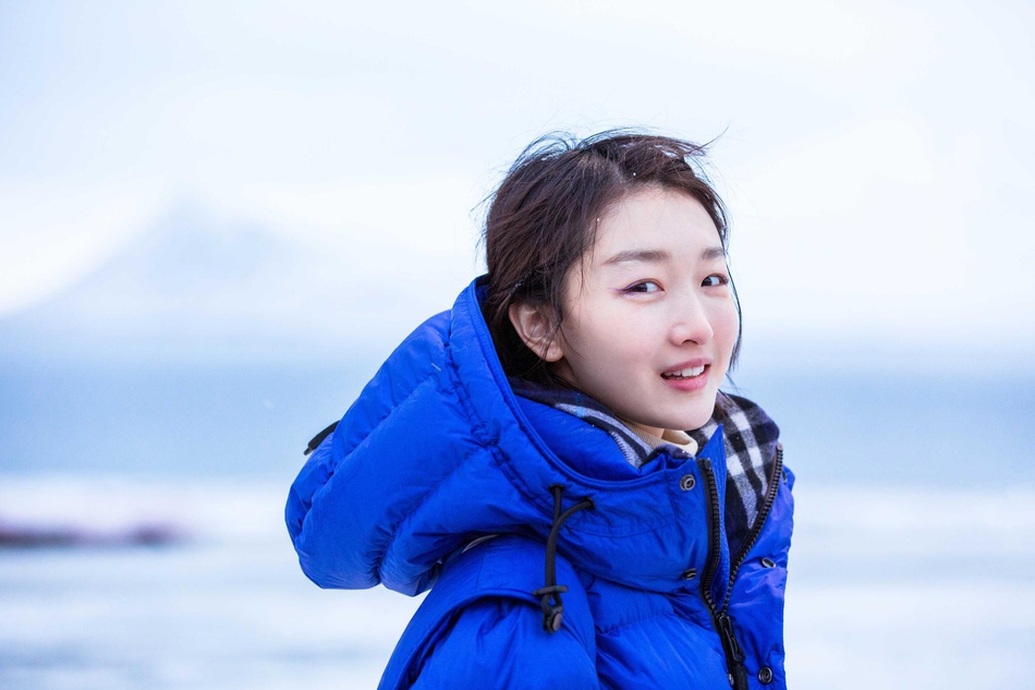 周冬雨尝试精灵眼妆妩媚俏皮弯弯笑眼感染力十足