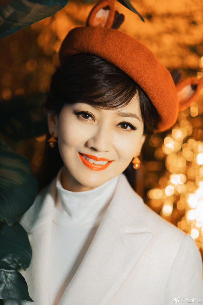 赵雅芝晒圣诞照亲和力满分戴鹿耳贝雷帽捧平安果甜笑