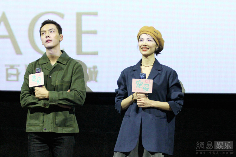 陈伟霆留寸头超帅气 钟楚曦不时凝望露甜笑