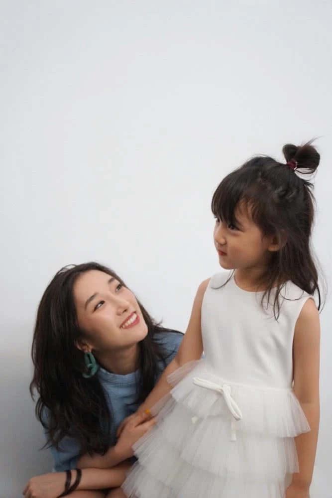 孙莉好友晒多妹生日照妹妹呲牙笑超可爱