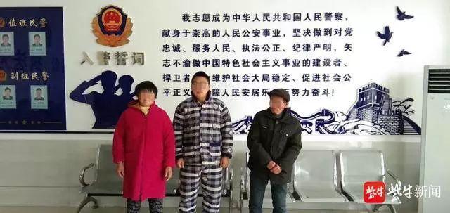 左边两人为走失老人的家人。