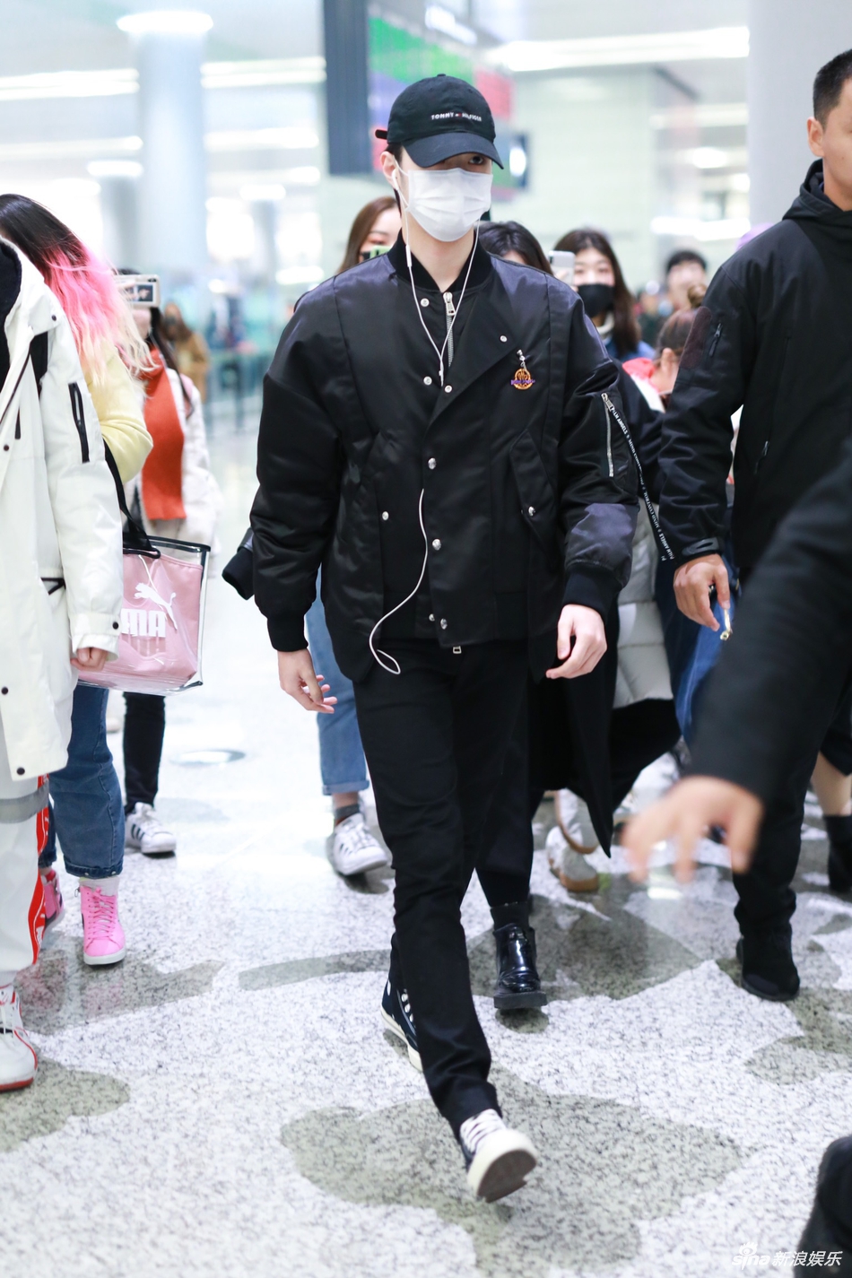 赖冠霖全黑look亮相机场戴耳机听歌走路气场高冷