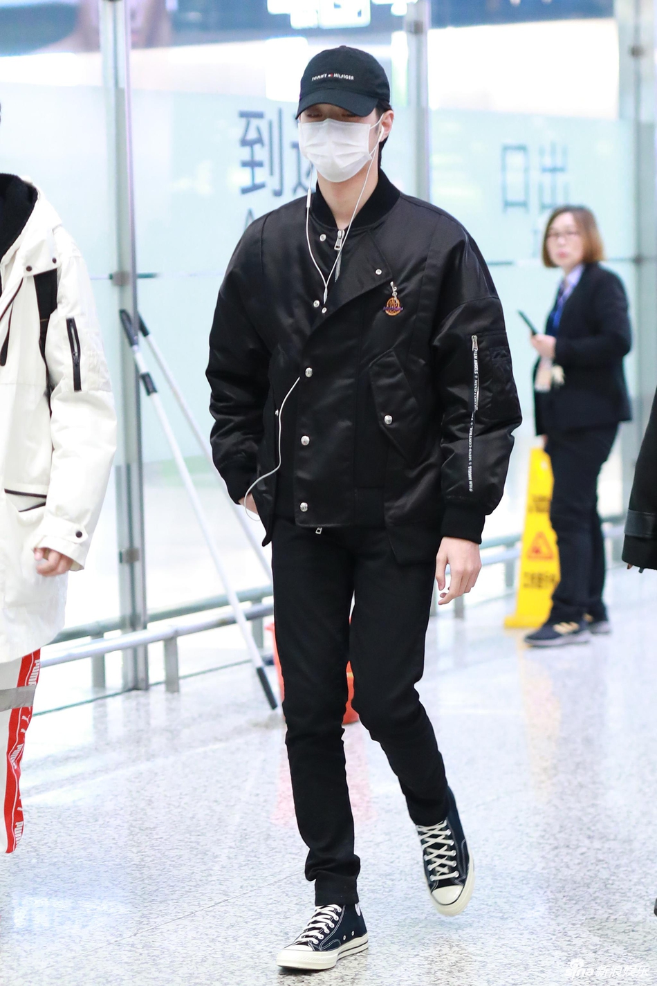 赖冠霖全黑look亮相机场戴耳机听歌走路气场高冷