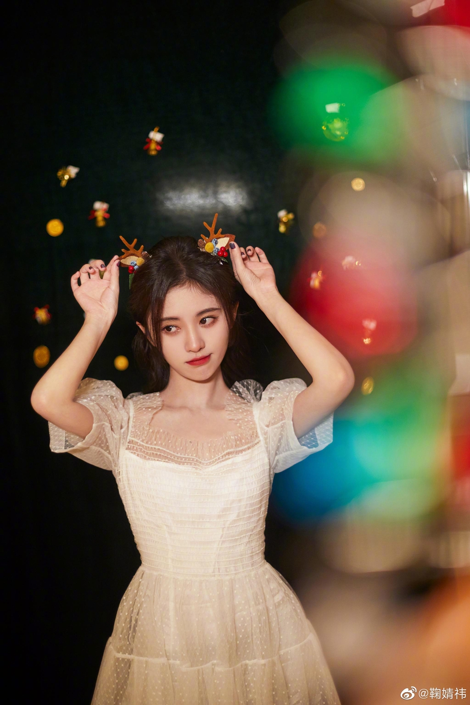 鞠婧祎戴鹿角拍写真穿蕾丝纱裙上演锁骨杀