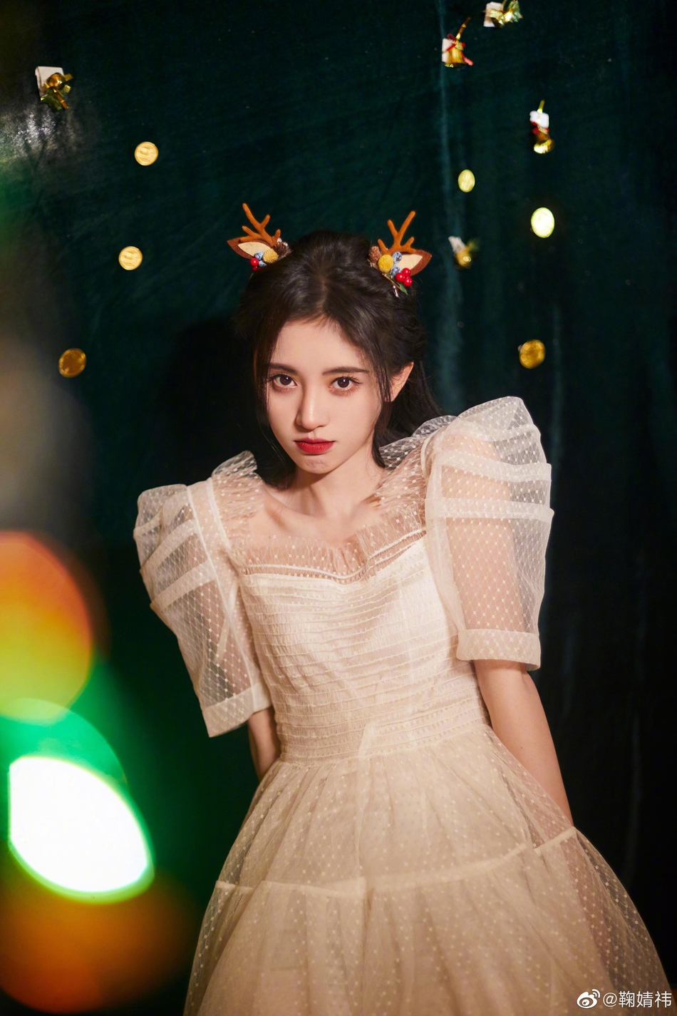 鞠婧祎戴鹿角拍写真穿蕾丝纱裙上演锁骨杀