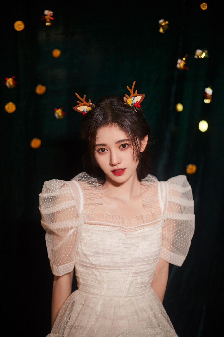 鞠婧祎戴鹿角拍写真穿蕾丝纱裙上演锁骨杀