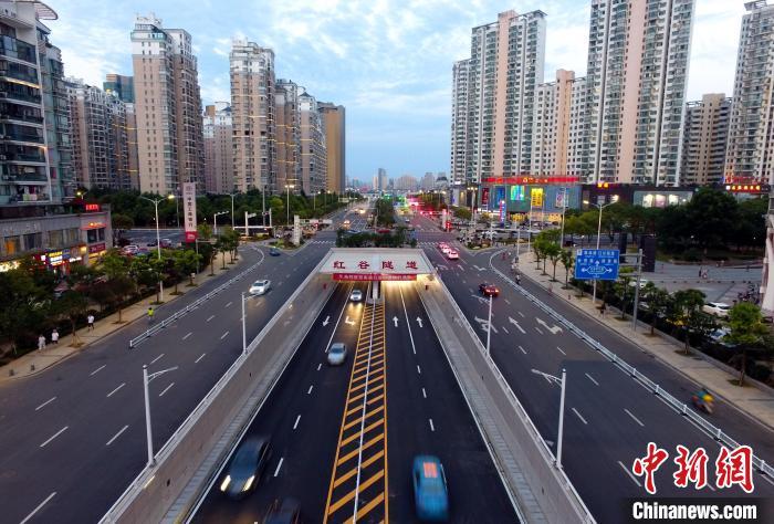 图为通向南昌市老城区的红谷隧道。(资料图) 刘占昆 摄