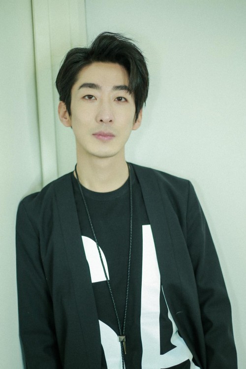 彭禺厶一袭黑色休闲西装亮相盛典现场,一改往日作品中冠以示人的古装