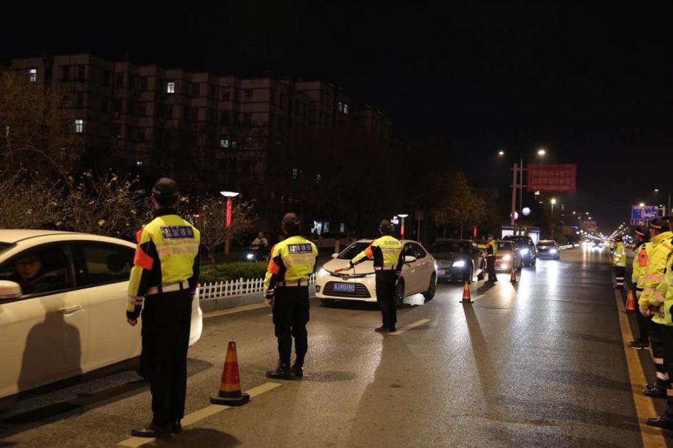 夜晚一男子向民警說幫幫忙交警坐上警車跟我走10分鐘後