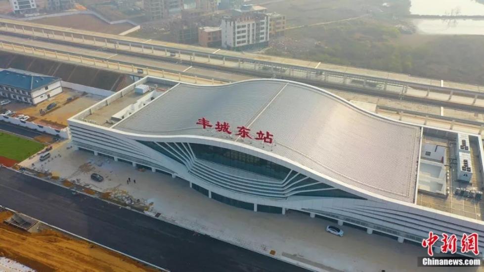 南昌凤凰沟“心形”草坪与白色樱花，画面无比浪漫唯美。 鲍赣生 摄