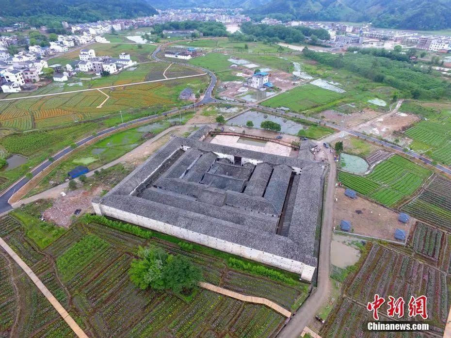 航拍位于江西省赣州市全南县龙源坝镇雅溪古村客家围屋。姜涛 摄